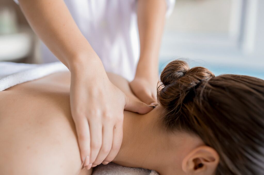 Sesión de masaxes para o tratamento da osteocondrose cervical